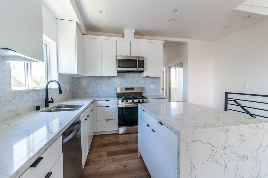 Building Photo - 4507 1/4 W 18th St