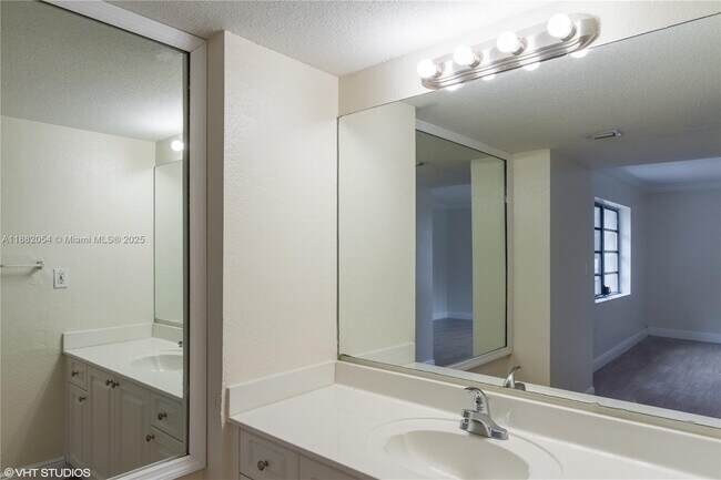 Building Photo - 10405 N Kendall Dr