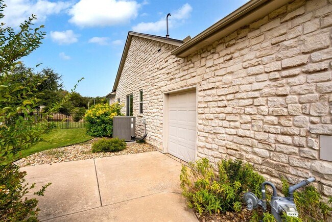 Building Photo - 103 Briar Patch Cove