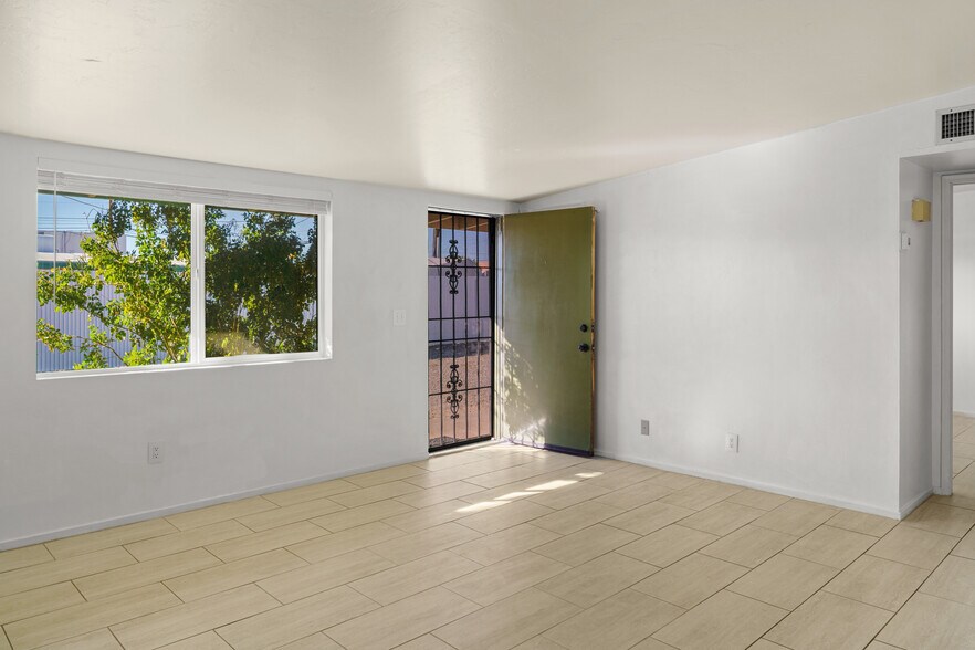 Building Photo - 725 E Freeman Pl