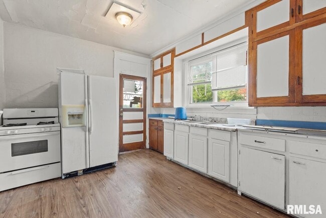 Building Photo - 1301 W Parkside Dr