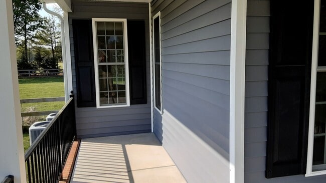 Building Photo - Country Estate Home in Ashland Area