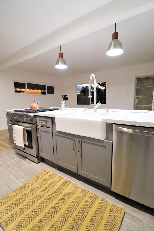 Building Photo - 1230 N Hollywood Way