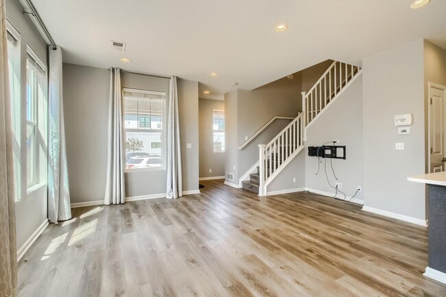 Building Photo - 3 Bed 2.5 Bath End Unit Home with FENCED Y...
