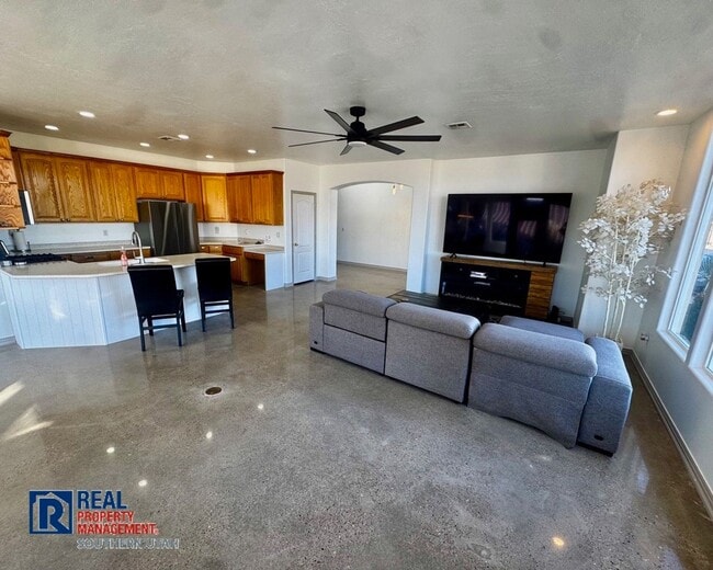 Building Photo - 179 Oasis Dr