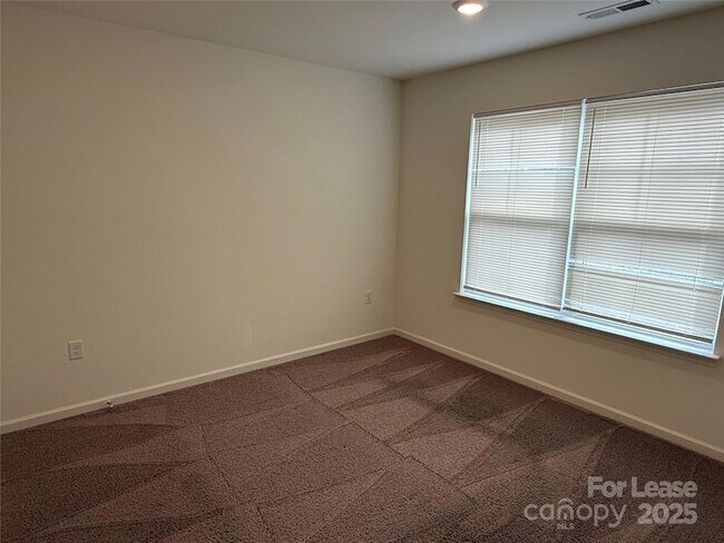 Building Photo - 2025 Oakdale Rd