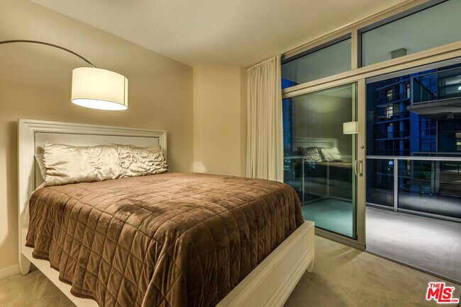 Building Photo - 13700 Marina Pointe Dr