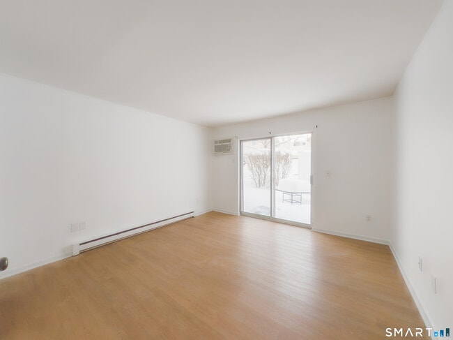 Building Photo - 8 Rose Ln