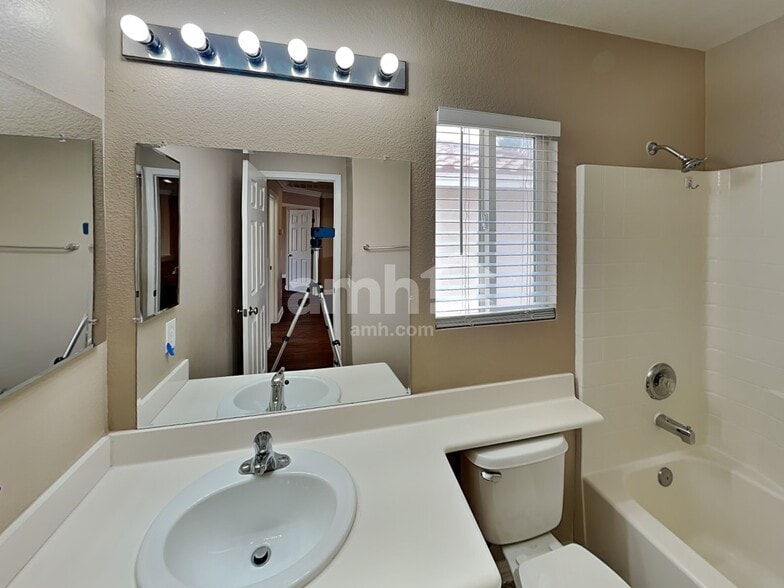 Building Photo - 9740 Powell Plateau Ct