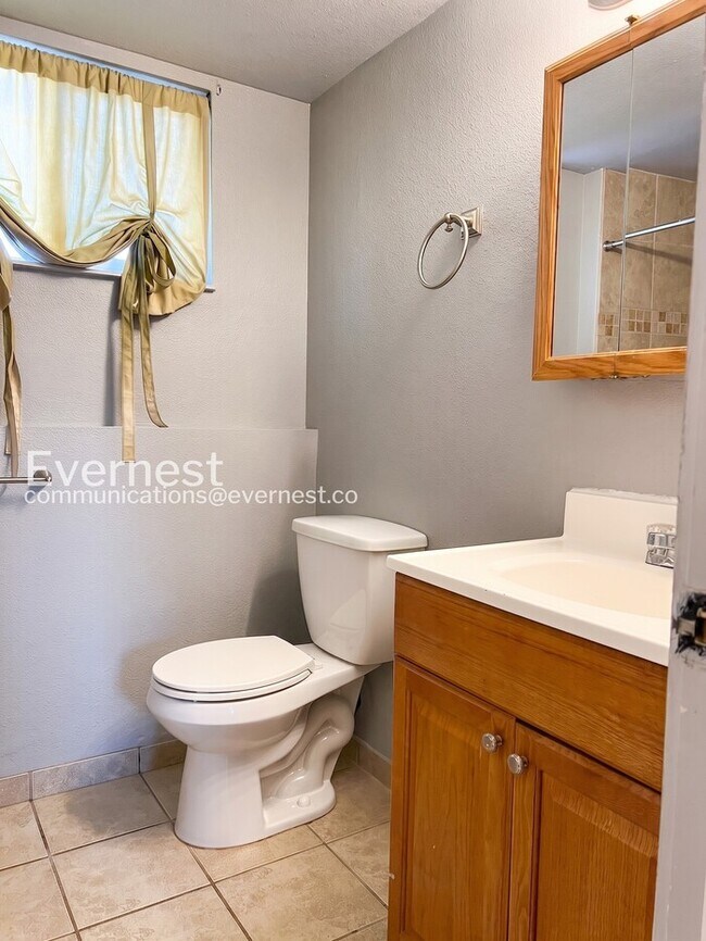 Building Photo - 3 Bed/2 Bath Home with Fenced Yard & Garage / Available Soon!
