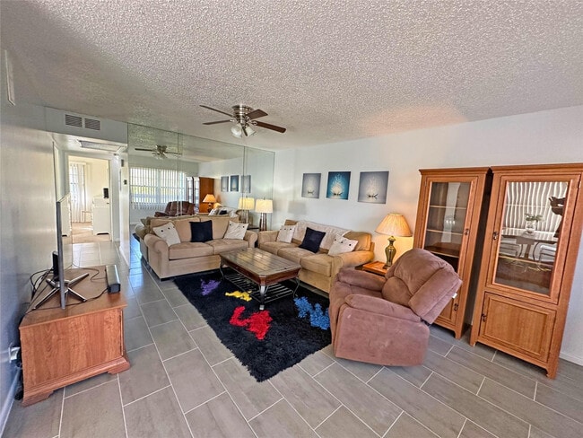 Building Photo - 543 Mansfield M