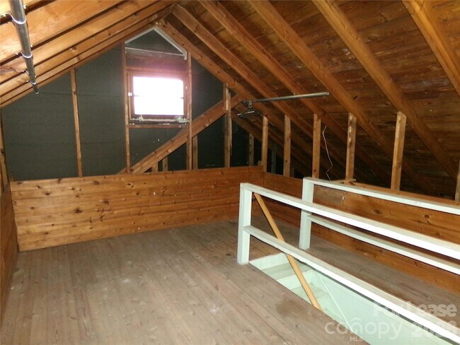 Building Photo - 1631 Maple Ave