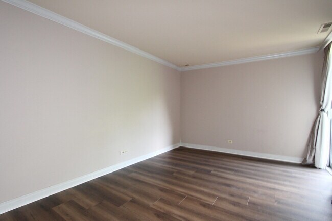 Building Photo - 5950 Oakwood Dr