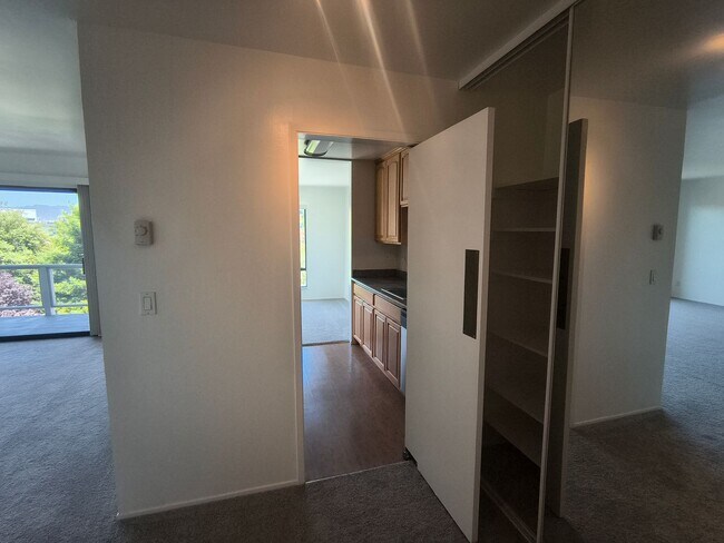 Building Photo - TOP FLOOR 1BD/1BATH Condo Available For Rent at the Watergate Community in Emeryville!!!!