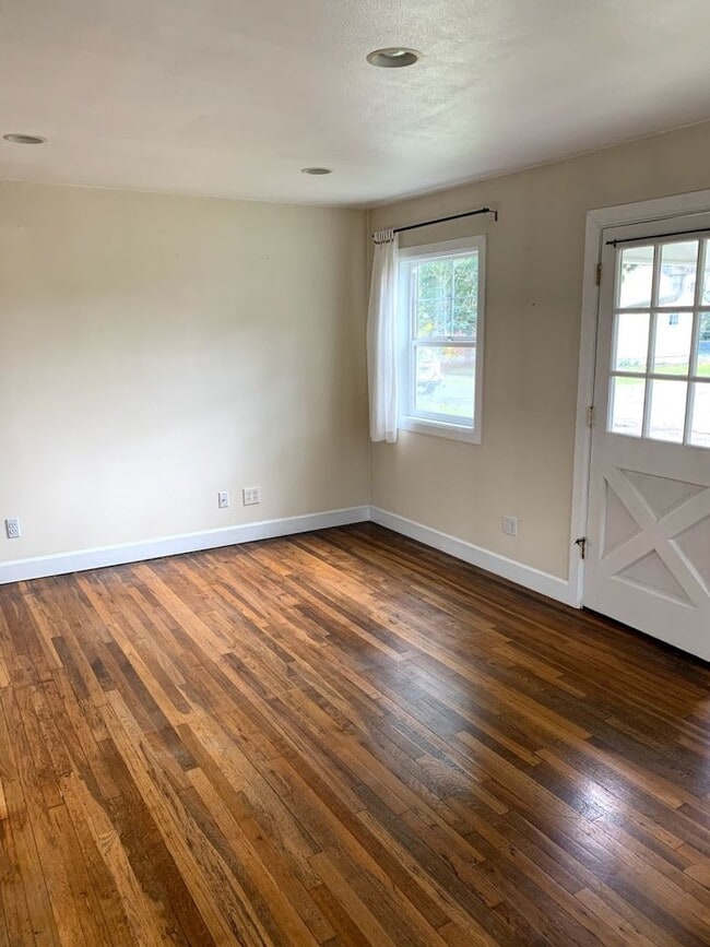 Building Photo - Montavilla 2bd remodeled bungalow. Large k...