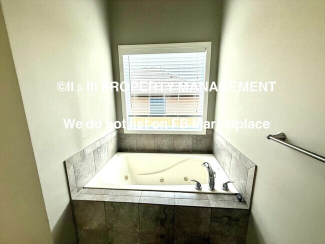 Building Photo - 9548 Roundtree St