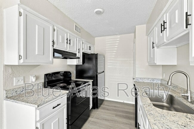 Building Photo - 8133 Foxfire Ln