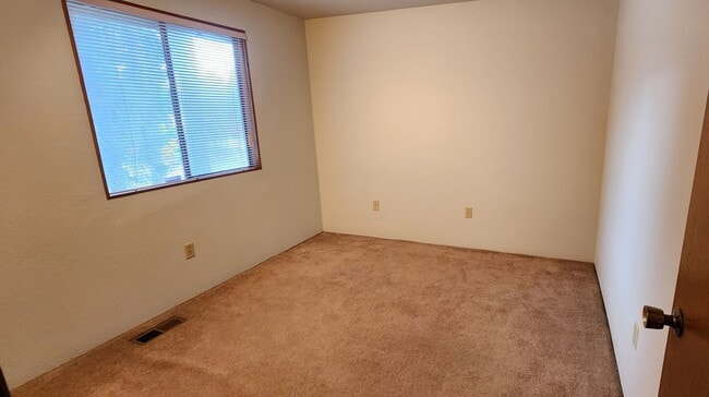 Building Photo - LYNNWOOD Spacious 3 bdrm + Den & Family Room Home