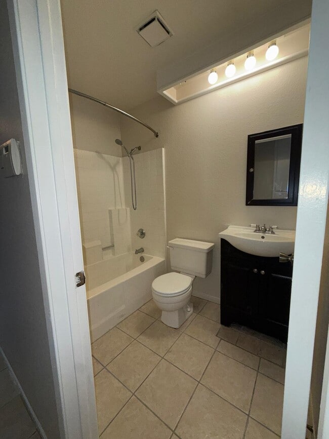 Building Photo - Rockridge Ln