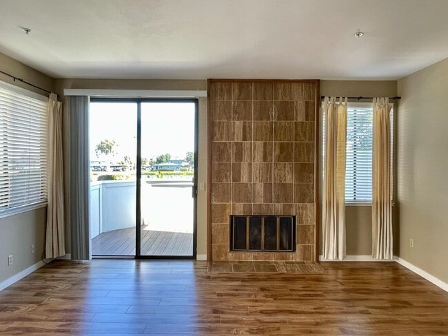 Building Photo - 2157 Vista Del Mar