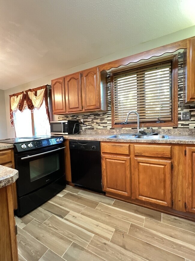 Building Photo - 4563 Camelot Dr