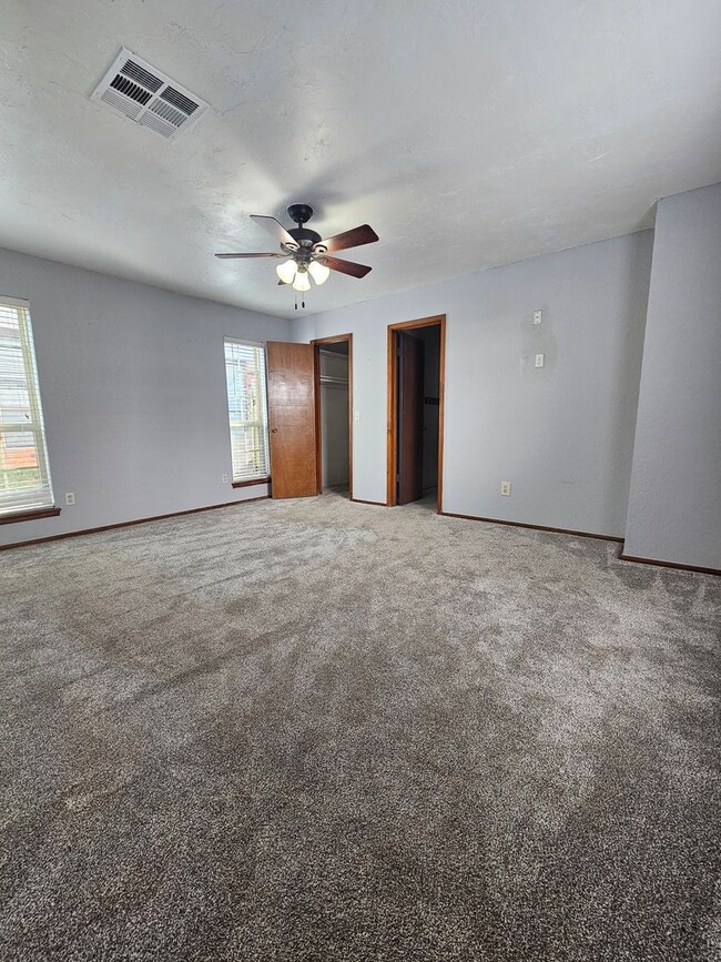 Building Photo - (3) Bed/(2) Bath in SW OKC! Moore Schools!...