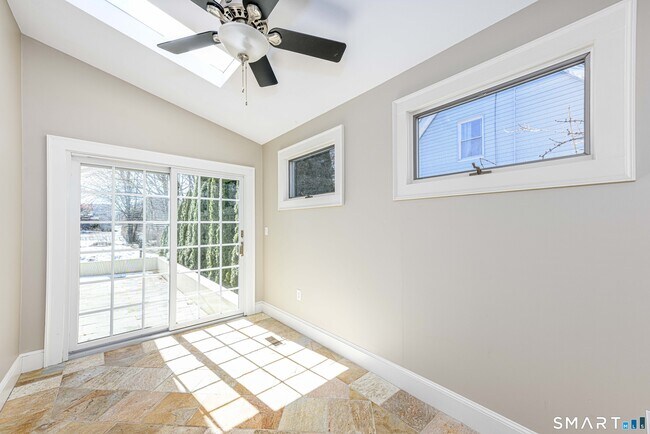 Building Photo - 186 School St