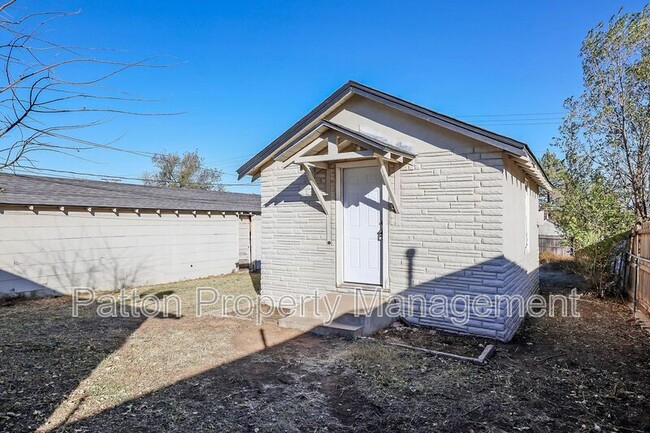 Building Photo - 4240 SW 10th Ave