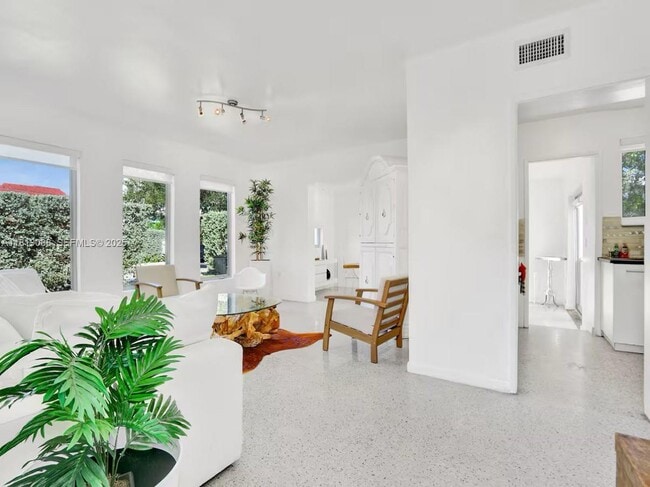 Building Photo - 7537 W Treasure Dr