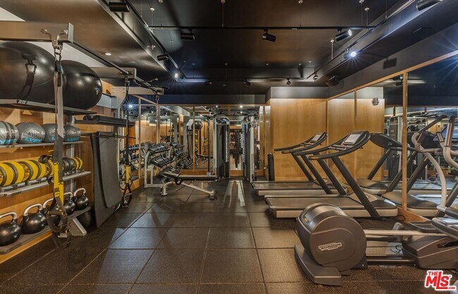 Building Photo - 10777 Wilshire Blvd