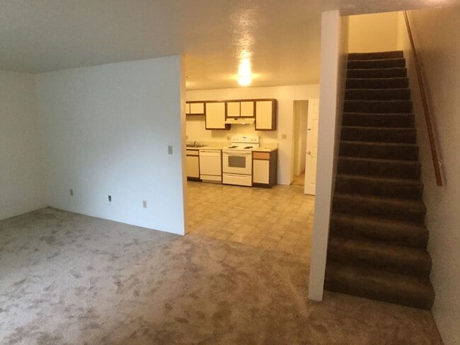 Building Photo - Blacksburg, 4 BR / 2.5 BA Townhouse, Available August