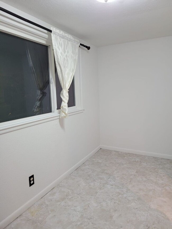 Building Photo - 3 Bedroom/2 Bathroom Salt Lake City