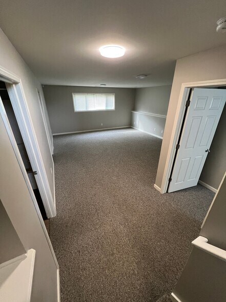 Building Photo - 4693-4695 N Shooks Ct
