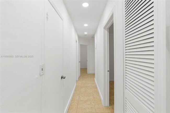 Building Photo - 5633 SW 40th St