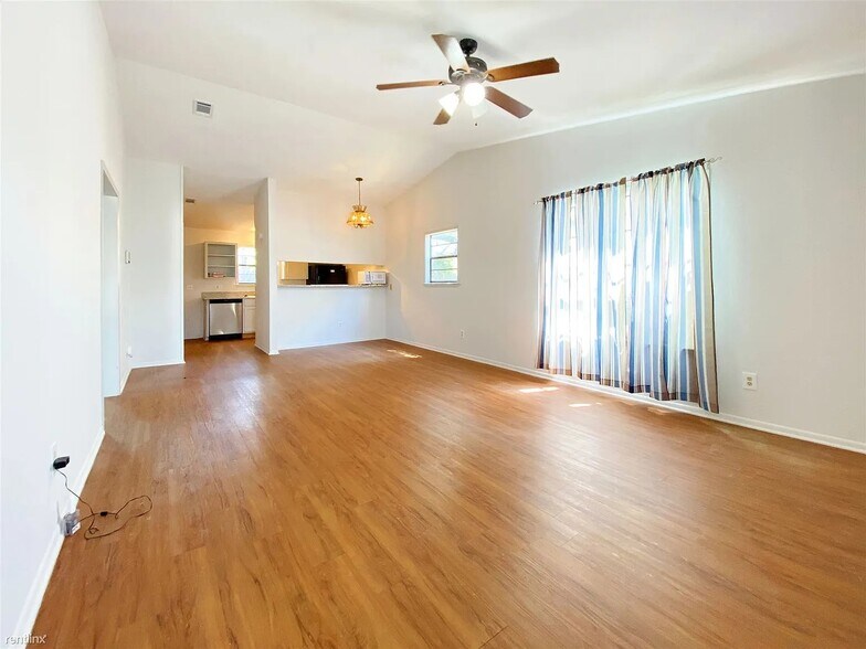 Dining Area - 1604 Mill St