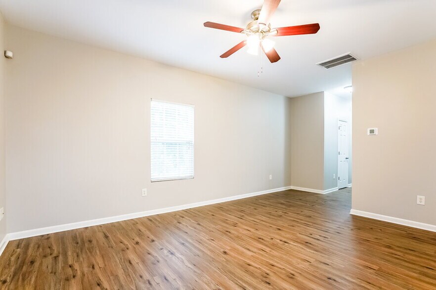 Building Photo - 708 Calavaras Ln