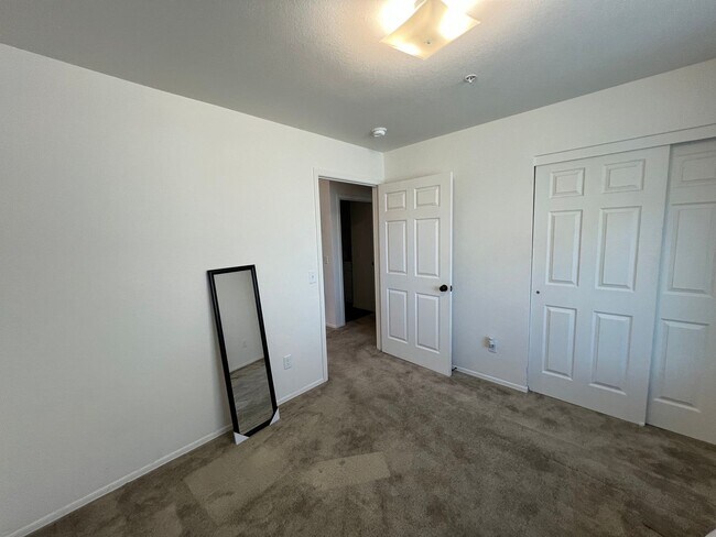 Building Photo - 3 BEDROOM HOME WITH SOLAR IN DESERT SKY!