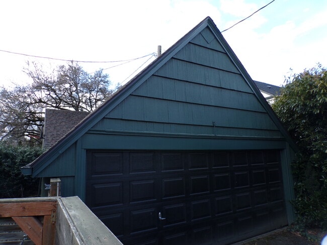 Building Photo - 4621 NE Royal Ct