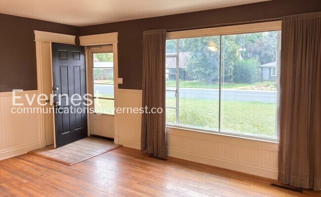 Building Photo - 3 Bed, 1 Bath Home with Fenced Yard & Garage / Available Now!