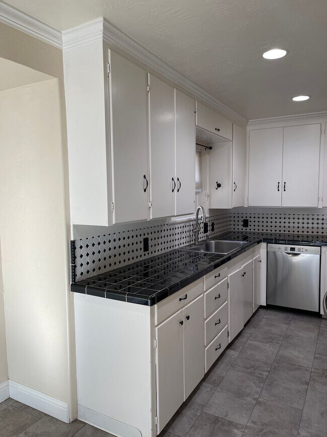 Building Photo - CHARMING 4 BED 2 BATH HOUSE NEAR DOWNTOWN