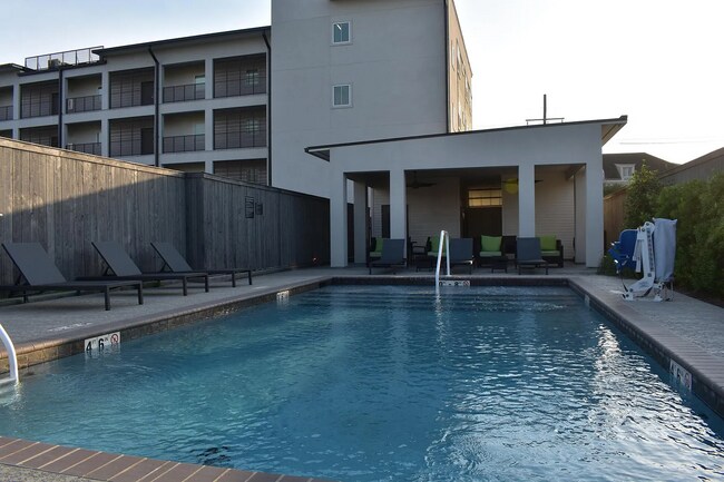 Building Photo - 2100 St Thomas St