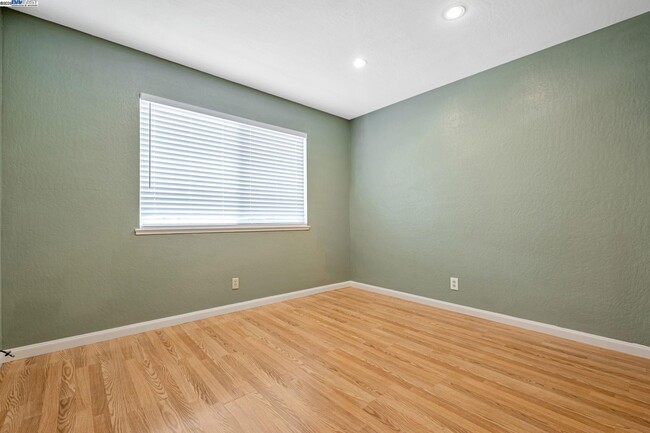 Building Photo - 2141 Swan Ct