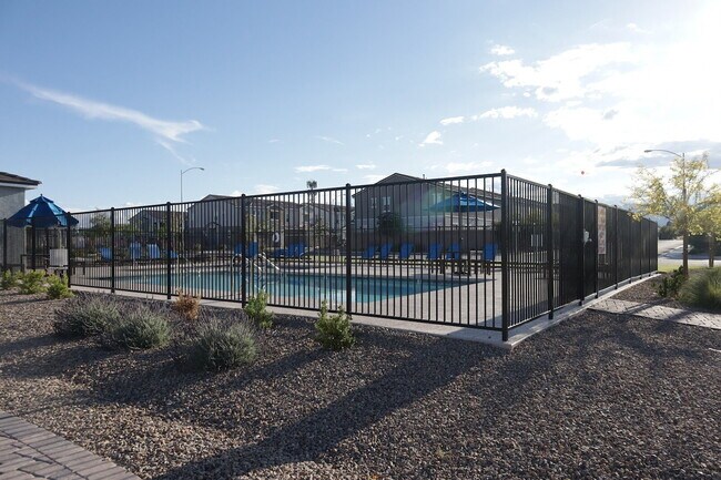 Building Photo - 3 BED 3 BATH 2 CAR GARAGE TOWNHOUSE W/ PRIVATE YARD, LOFT & BEDROOM DOWNSTAIRS IN GATED COMMUNITY...