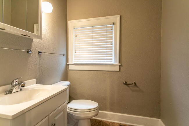 Building Photo - 1512 Indianola Ave