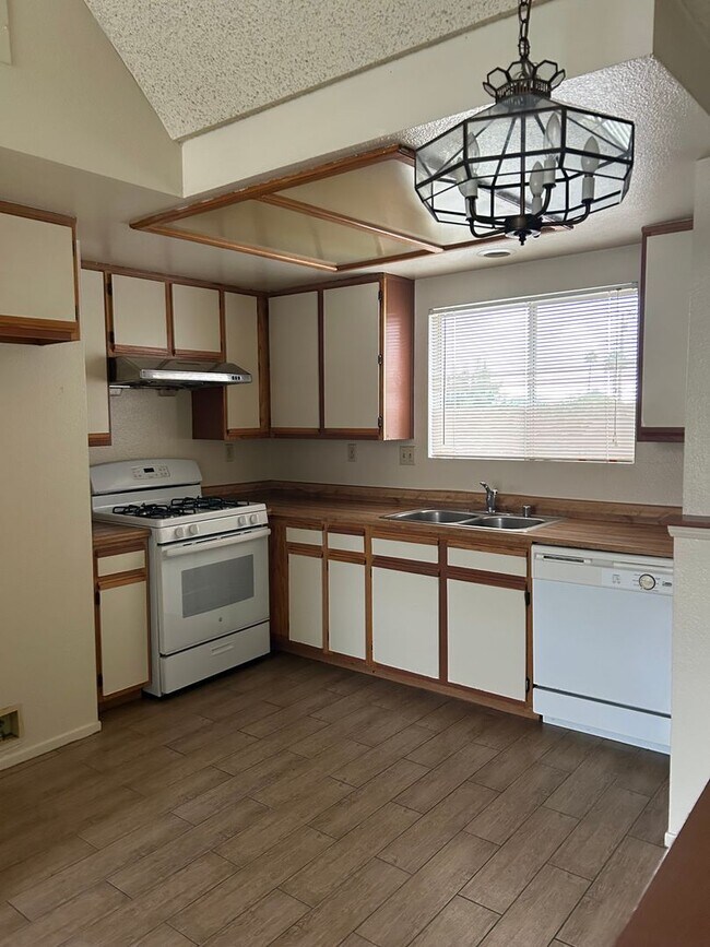 Building Photo - 4121Waln - L