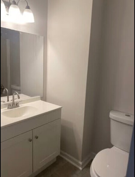 Building Photo - Room in Townhome on Baker Ct