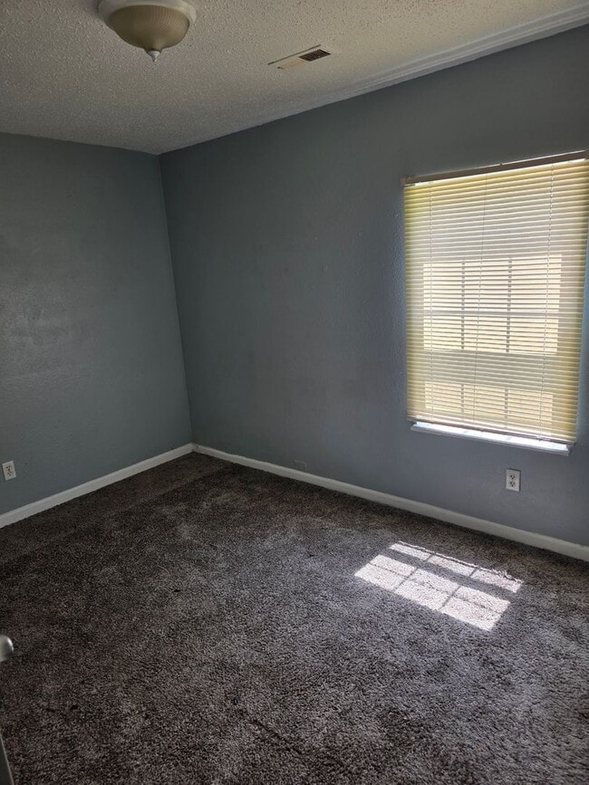 Building Photo - Spacious 3BD