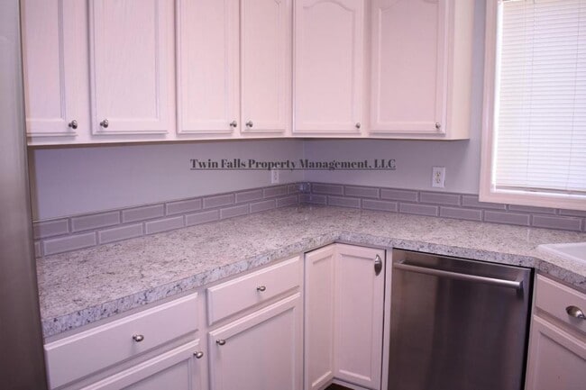 Building Photo - 2010 Carlis Cove