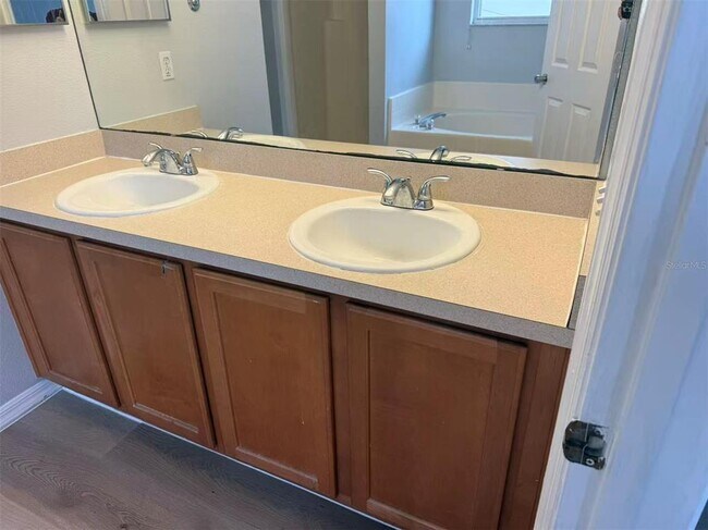 Building Photo - 842 Horseshoe Falls Dr