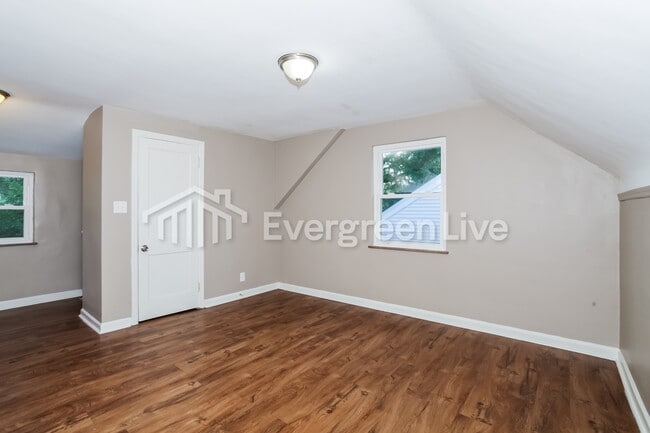 Building Photo - 2264 Rosedale Ave